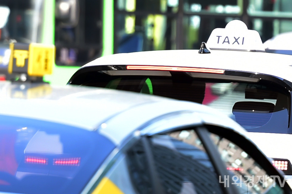 1일 오전 4시부터 서울 택시 기본 요금이 조정·시행됨에 따라 요금이 인상된 이날 오전 서울 시내에서 운행 중인 택시들.