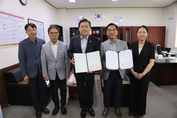 ㈜한국농어촌경영연구원 경남개발공사 업무협약체결후 기념촬영을 하고있다=한국농어촌연구원제공