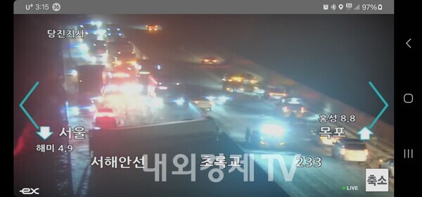 오늘(17일) 새벽 3시쯤 서해안고속도로 서울 방향 해미나들목 근처를 달리던 8.5t 화물차가 눈길에 미끄러지면서 중앙분리대를 들이받고 반대 차선으로 넘어가 전도됐다.  이 사고로 50대 트럭 운전자는 경상을 입은 것으로 알려졌고 콘크리트 구조의 중앙분리대가 일부 파손되며 발생한 파편을 반대 차선을 달리던 차량이 밟으면서 차량 7대가 연달아 추돌하는 피해를 입기도 했다.(사진=송영훈 기자)