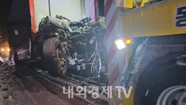 오늘(17일) 새벽 3시쯤 서해안고속도로 서울 방향 해미나들목 근처를 달리던 8.5t 화물차가 눈길에 미끄러지면서 중앙분리대를 들이받고 반대 차선으로 넘어가 전도됐다.  이 사고로 50대 트럭 운전자는 경상을 입은 것으로 알려졌고 콘크리트 구조의 중앙분리대가 일부 파손되며 발생한 파편을 반대 차선을 달리던 차량이 밟으면서 차량 7대가 연달아 추돌하는 피해를 입기도 했다.(사진=송영훈 기자)