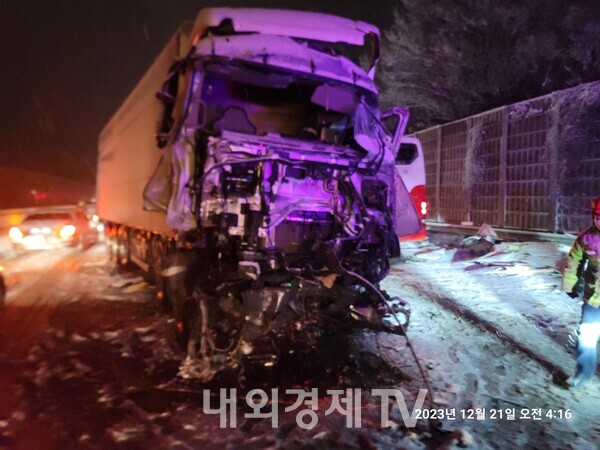 오늘(21일) 새벽 3시 30분쯤 충남 당진시 서해안고속도로 서울 방향 당진나들목 인근에서 대형 화물차, 공항고속버스, 승용차 등 차량 9대가 잇따라 추돌했다. 이 사고로 50대 공항버스 운전자가 심정지 상태로 병원으로 옮겨졌지만 숨졌고, 버스 승객 등, 12명이 다쳤다. 경찰은 눈길에 미끄러져 멈춘 25톤 화물차를 뒤이어 달려오던 버스가 추돌하면서 화물차, 승용차, 버스 등 차량 9대가 연쇄적으로 추돌 한 것으로 보고 정확한 경위를 조사 중이다.(사진=독자제공)