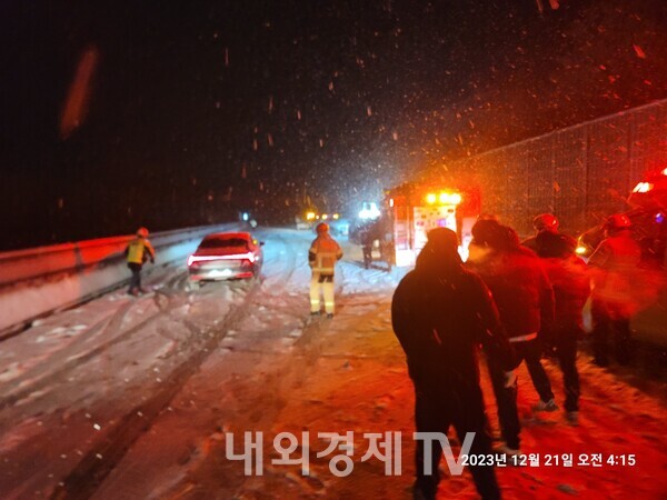 오늘(21일) 새벽 3시 30분쯤 충남 당진시 서해안고속도로 서울 방향 당진나들목 인근에서 대형 화물차, 공항고속버스, 승용차 등 차량 9대가 잇따라 추돌했다. 이 사고로 50대 공항버스 운전자가 심정지 상태로 병원으로 옮겨졌지만 숨졌고, 버스 승객 등, 12명이 다쳤다. 경찰은 눈길에 미끄러져 멈춘 25톤 화물차를 뒤이어 달려오던 버스가 추돌하면서 화물차, 승용차, 버스 등 차량 9대가 연쇄적으로 추돌 한 것으로 보고 정확한 경위를 조사 중이다.(사진=독자제공)