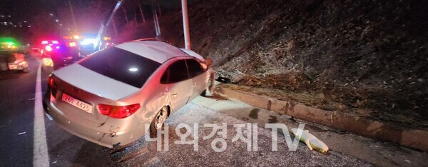 오늘(23일) 밤 8시 34분쯤 대전 대덕구 법동 경부고속도로 서울 방향 대전나들목을 지난 273K 지점에서 아반테 승용차가 중앙분리대를 충격하고 차가 전복되며 뒹굴러 갓길 경사면에 걸치며 멈췄다.  차량에서 탈출한 운전자가 뒤이어 달려오던 1톤 화물차에 치여 심각한 부상을 입은 상태에서 병원으로 옮겨졌다. 경찰은 외국인으로 추정되는 운전자의 신원을 확인하는 한편 1톤 화물차 운전자를 상대로 자세한 사고 경위를 조사 중이다.(사진=송영훈 기자)