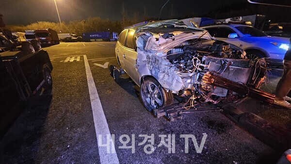 오늘(23일) 밤 8시 34분쯤 대전 대덕구 법동 경부고속도로 서울 방향 대전나들목을 지난 273K 지점에서 아반테 승용차가 중앙분리대를 충격하고 차가 전복되며 뒹굴러 갓길 경사면에 걸치며 멈췄다.  차량에서 탈출한 운전자가 뒤이어 달려오던 1톤 화물차에 치여 심각한 부상을 입은 상태에서 병원으로 옮겨졌다. 경찰은 외국인으로 추정되는 운전자의 신원을 확인하는 한편 1톤 화물차 운전자를 상대로 자세한 사고 경위를 조사 중이다.(사진=송영훈 기자)