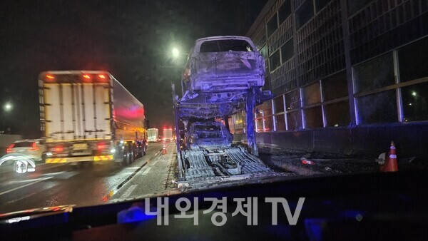 어제(22일) 저녁 6시 30분쯤 경부고속도로 서울 방향 안성 나들목 인근을 달리던 카캐리어 차량(차량운반트럭)에서 화재가 발생해 적재 중이던 승용차량 여섯대 중 세대가 전소되는 피해가 발생했다. 인명피해는 없는 것으로 확인됐고 화재를 진압하는 약 1시간 동안 해당 구간 고속도로를 전면 차단하고 진화 작업을 벌여 후방 약 5Km 극심한 정체가 이어졌다. 경찰과 소방당국은 운전자를 상대로 정확한 화재 원인과 피해 규모를 조사 중이다.(사진=송영훈 기자)