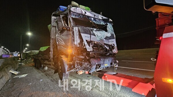 오늘(31일) 새벽 1시쯤 충남 천안시 동남구 삼룡동 경부고속도로 서울 방향 천안삼거리 휴게소 근처에서 대형 화물차 2대가 추돌하는 사고가 발생했다. 이 사고로 4.5톤 화물차 운전자 A씨와 현장을 목격하고  가던 길을 멈추고 도움의 손길을 내밀던 1톤 화물차 운전자 B씨가 다쳐 병원으로 옮겨졌으나 두명 모두 숨졌고 16톤 화물차 운전자 C씨는 가벼운 부상을 입은 것으로 전해졌다. 경찰은 4.5톤 차량이 단독으로 전도되는 1차 사고가 있었고 이를 목격한 1톤 차량 운전자 B씨가 사고차량을 도우려 접근해 넘이진 차량에 올라가 구조를 돕던 중 뒤이어 달려오던 16톤 차량이 넘어져 있던 4.5톤 차량 지붕을 추돌하는 2차 사고로 이어지는 과정에서 4.5톤 차량 운전자 A씨와 구조를 돕던 1톤 차량 운전자 B씨가  숨진 것으로 보고 자세한 사고 경위를 조사 중이다..(사진=송영훈 기자)