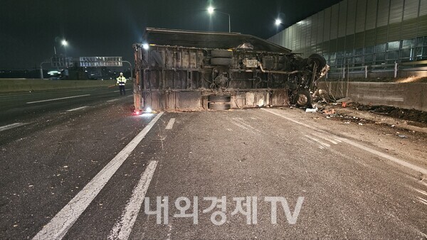 오늘(31일) 새벽 1시쯤 충남 천안시 동남구 삼룡동 경부고속도로 서울 방향 천안삼거리 휴게소 근처에서 대형 화물차 2대가 추돌하는 사고가 발생했다. 이 사고로 4.5톤 화물차 운전자 A씨와 현장을 목격하고  가던 길을 멈추고 도움의 손길을 내밀던 1톤 화물차 운전자 B씨가 다쳐 병원으로 옮겨졌으나 두명 모두 숨졌고 16톤 화물차 운전자 C씨는 가벼운 부상을 입은 것으로 전해졌다. 경찰은 4.5톤 차량이 단독으로 전도되는 1차 사고가 있었고 이를 목격한 1톤 차량 운전자 B씨가 사고차량을 도우려 접근해 넘이진 차량에 올라가 구조를 돕던 중 뒤이어 달려오던 16톤 차량이 넘어져 있던 4.5톤 차량 지붕을 추돌하는 2차 사고로 이어지는 과정에서 4.5톤 차량 운전자 A씨와 구조를 돕던 1톤 차량 운전자 B씨가  숨진 것으로 보고 자세한 사고 경위를 조사 중이다..(사진=송영훈 기자)