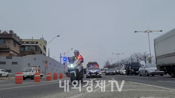 대전 유성IC를 빠져나온 장례행렬 차량들을 현충원으로 에스코트하고 있는 경찰. 사진=송민근