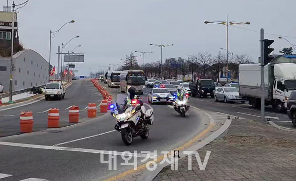 대전 유성IC를 빠져나온 장례행렬 차량들을 현충원으로 에스코트하고 있는 경찰. 사진=송민근