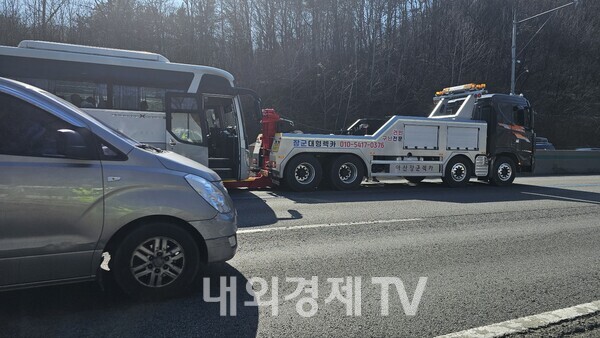 오늘 낮 12시 30분쯤 경부고속도로 서울방향 청주 휴게소 인근을 달리던 대형 버스 세대가 연달아 추돌하는 사고가 발생했다.  이 사고로 출동한 소방대에 의해 병원으로 옮겨진 부상자는 총 3명이고 부상 정도는 경상수준인 것으로 파악됐다.  경찰은 관광버스가 앞서가던 고속버스 두 대를 연달아 추돌하며 발생한 사고로 보고 운전자들의 진술 등을 토대로 정확한 사고 경위를 조사 중이다.버스 승객들은 대체버스를 이용해 버스를 갈아타고 목적지까지 이동했다.  사고를 수습하는 약 2시간 가량 해당구간 교통이 극심한 정체를 빚었다.(사진=송영훈 기자) 119news@daum.net