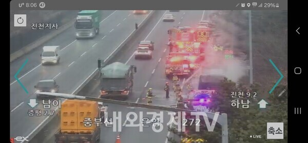 오늘 오전 7시 30분쯤 충북 진천군 진천읍 중부고속도로 서울 방향 진천터널 인근을 달리던 대형 버스에서 화재가 발생했다.  신고를 받고 소방 당국이 출동해 30여 분 만에 불을 진화했다. 버스는 인근 회사 통근버스로 운전자를 포함 40명이 타고 있었다는 것으로 전해졌다.  불이 나자 탑승객들은 전원 대피해 인명피해는 없는 것으로 확인됐다. 45인승 대형 버스에 40명의 인원이 탑승한 상태에서 불이 나 자칫 대형 인명피해로 이어질 수 있었으나 관계기관의 신속한 협력으로 가동된 위기 대응 능력이 참사를 막았다.(사진=진천소방서, 독자제공)