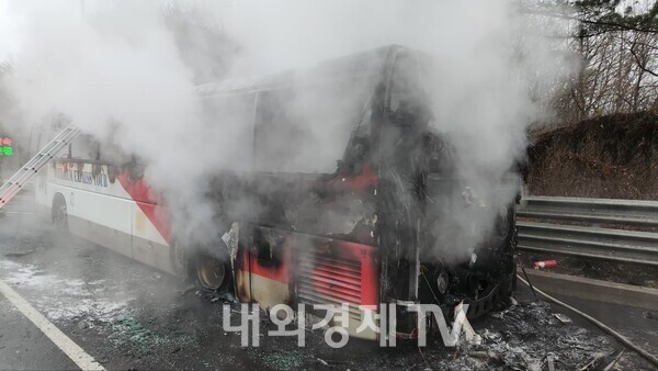오늘 오전 7시 30분쯤 충북 진천군 진천읍 중부고속도로 서울 방향 진천터널 인근을 달리던 대형 버스에서 화재가 발생했다.  신고를 받고 소방 당국이 출동해 30여 분 만에 불을 진화했다. 버스는 인근 회사 통근버스로 운전자를 포함 40명이 타고 있었다는 것으로 전해졌다.  불이 나자 탑승객들은 전원 대피해 인명피해는 없는 것으로 확인됐다. 45인승 대형 버스에 40명의 인원이 탑승한 상태에서 불이 나 자칫 대형 인명피해로 이어질 수 있었으나 관계기관의 신속한 협력으로 가동된 위기 대응 능력이 참사를 막았다.(사진=진천소방서, 독자제공)