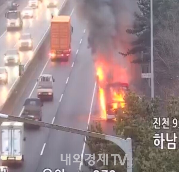 ​​​​​​​오늘 오전 7시 30분쯤 충북 진천군 진천읍 중부고속도로 서울 방향 진천터널 인근을 달리던 대형 버스에서 화재가 발생했다. 신고를 받고 소방 당국이 출동해 30여 분 만에 불을 진화했다. 버스는 인근 회사 통근버스로 운전자를 포함 40명이 타고 있었다는 것으로 전해졌다.  불이 나자 탑승객들은 전원 대피해 인명피해는 없는 것으로 확인됐다. 45인승 대형 버스에 40명의 인원이 탑승한 상태에서 불이 나 자칫 대형 인명피해로 이어질 수 있었으나 관계기관의 신속한 협력으로 가동된 위기 대응 능력이 참사를 막았다.(사진=진천소방서, 독자제공)