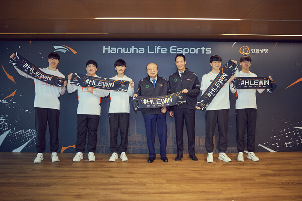 김승연 한화그룹 회장이 HLE선수단 선수들과 단체사진을 찍고 있다. (사진 제공=한화그룹)