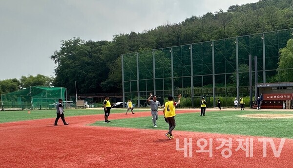 이만수 명예회장이 제2회 이만수배 발달장애인 티볼야구대회 시타에서 홈런을 기록한 후 경기장을 돌고 있다. (사진=내외경제TV)