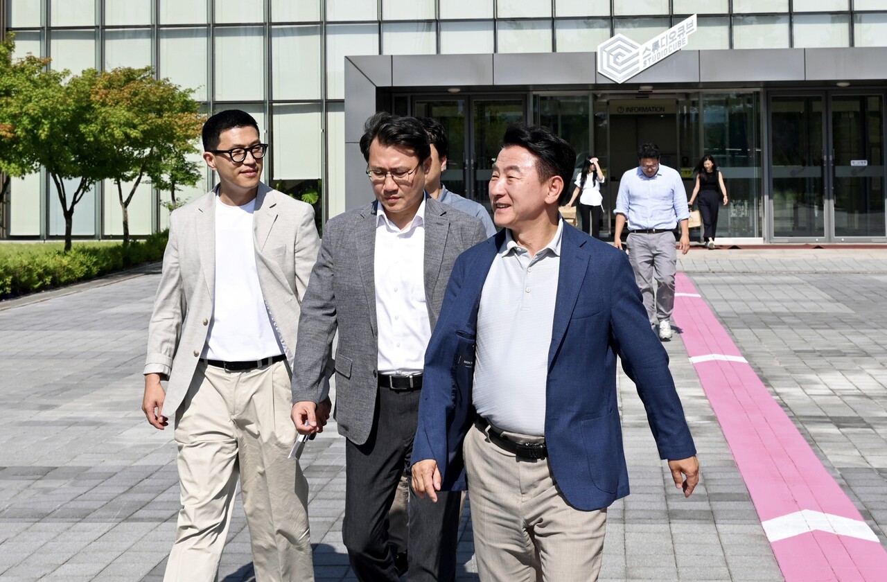 김동근 의정부 시장, 첨단기술 기반 미디어 콘텐츠 산업 육성 위해 대전 스튜디오 큐브 방문 < 수도권 < 전국 < 기사본문 -  내외경제TV