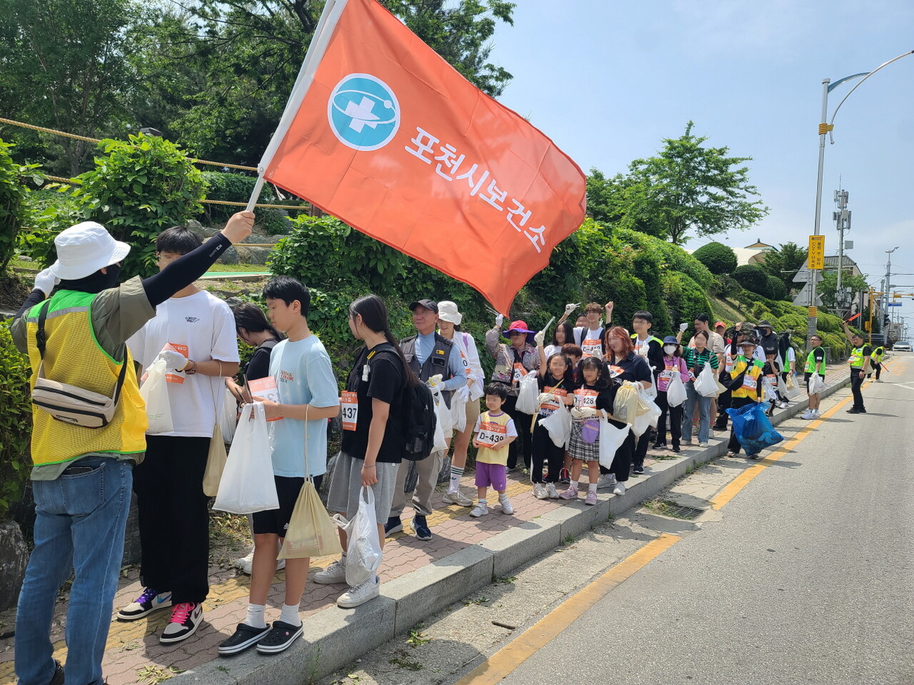 '세계 금연의 날'을 맞이해 포천체육공원에서 열린 '건강증진 플로깅 캠페인 쓰줍쓰줍’ 진행 모습 [사진=포천시]