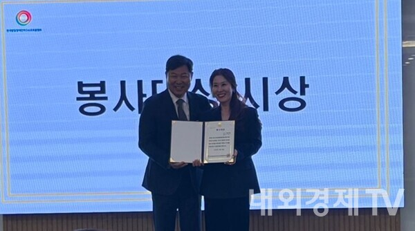 이만수 명예회장이 시상을 진행하고 있다. (사진=내외경제TV)