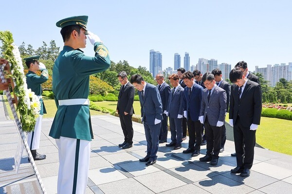 4일 오전 김용식 부산세관장(앞줄 가운데)은 호국보훈의 달을 맞아 직원들과 함께 유엔기념공원에서 참배하고 있다.[사진제공=부산세관]
