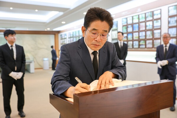 4일 오전 김용식 부산세관장이 부산 남구 유엔기념공원에서 참배를 마친 뒤 방명록을 작성하고 있다.[사진제공=부산세관]