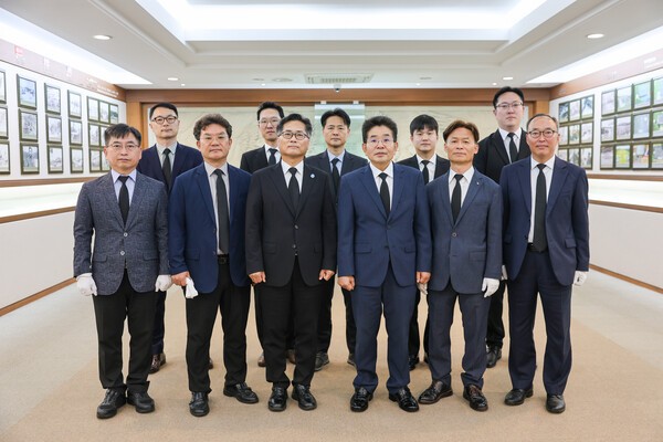 4일 오전 김용식 부산세관장(앞줄 왼쪽에서 네번째)은 참배를 마친 후 유엔기념공원 내 추모시설인 기념관에서 기념촬영을 하고 있다.[사진제공=부산세관]