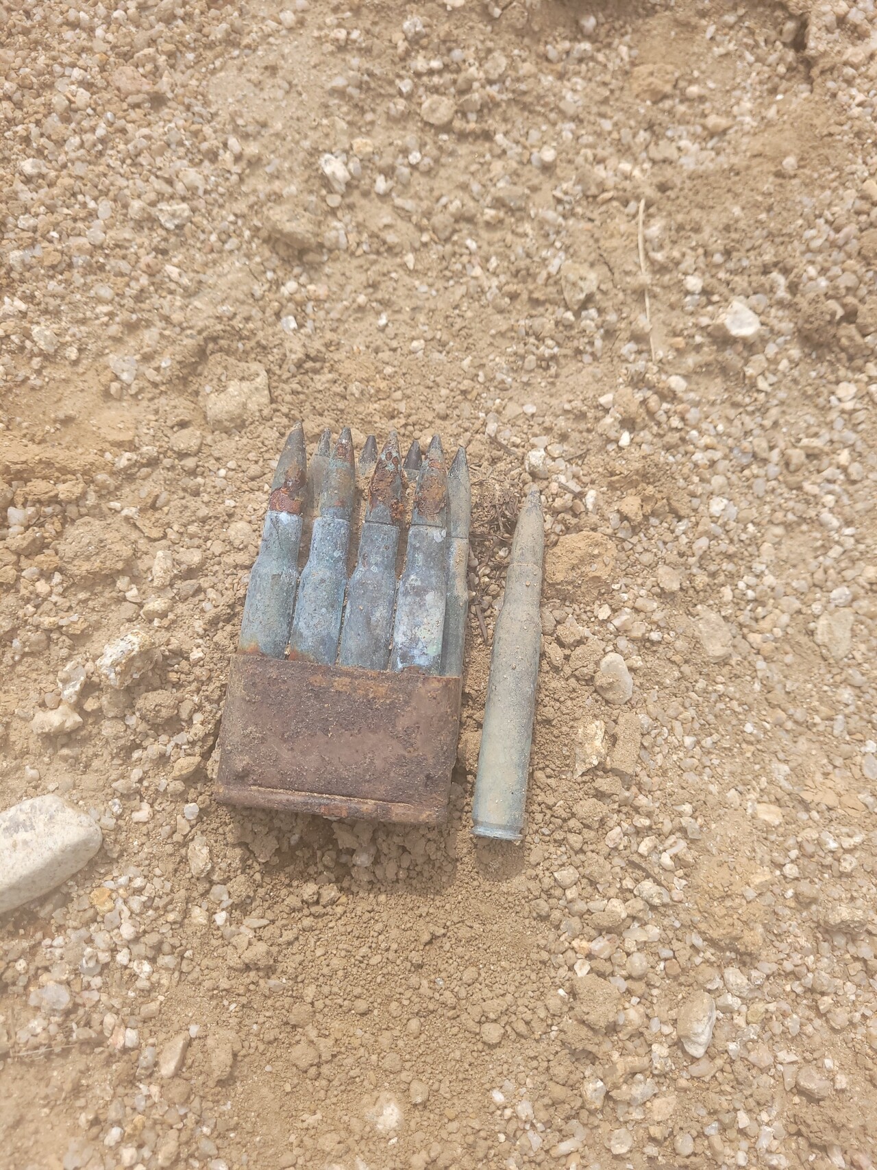 27일 오후 1시 30분께, 이동면 노곡리 군부대 인근에 쌓여있던 흙에서 6.25 전쟁 당시 사용된 것으로 추정되는 M1 소총 실탄이 발견되면서 주민들의 불안감이 고조되고 있다.[사진=박동민 기자]