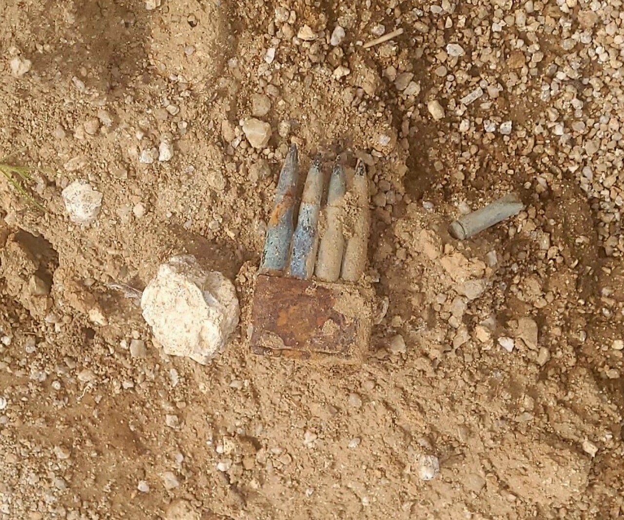 현장 취재 결과, 당초 '무더기로 쏟아져 나왔다'는 제보와 달리 8발씩 묶인 200여 발의 총탄이 산발적으로 발견된 것으로 확인됐다.[사진=박동민 기자]