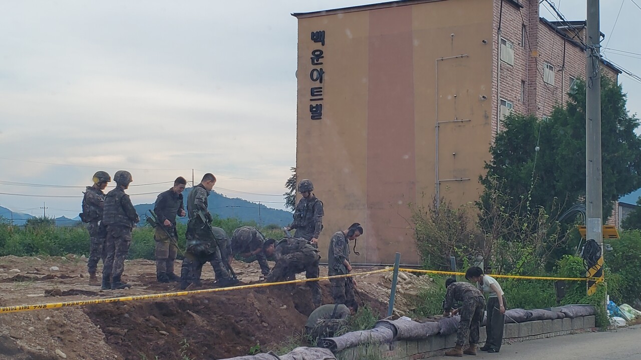 군 장병들이 금속 탐지기를 동원해 추가 탄알을 찾고 있는 모습 [사진=박동민 기자]