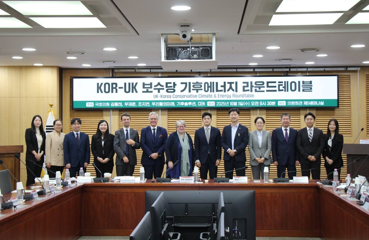 국민의힘 김용태 의원(경기 포천·가평)은 1일 국회의원회관에서 마크 가니어 하원의원 등 영국 보수당 의원단과 함께 'KOR-UK 보수당 기후에너지 라운드테이블'을 개최하고, ‘글로벌 녹색성장 보수정당 협의체’ 설립을 공식 제안했다.[사진=김용태 의원실]