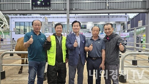 사진 : 전라남도지사 출마를 선언한 주철현 더불어민주당 국회의원이 13일 순천시 축협가축시장을 방문했다. / 내외경제TV DB