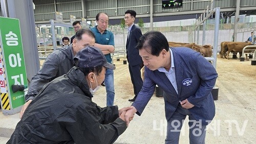사진 : 전라남도지사 출마를 선언한 주철현 더불어민주당 국회의원이 13일 순천시 축협가축시장을 방문했다. / 내외경제TV DB