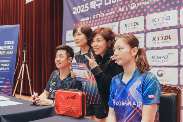 ▲사진: 행사 종료 후 진행된 사인회에서 참가자들과 선수들이 교류하며 특별한 시간을 보내고 있다.