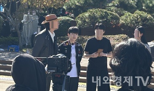 사진 : T1소속의 LOL프로게이머 케리아 선수가 지스타에 방문해 인터뷰를 진행하고 있다. / 내외경제TV DB