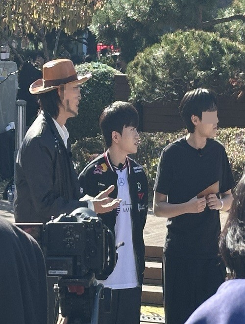 사진 : T1소속의 LOL프로게이머 케리아 선수가 지스타에 방문해 인터뷰를 진행하고 있다. / 내외경제TV DB