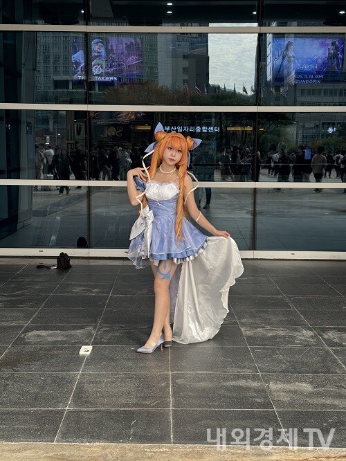 사진 : 미츄 버튜버 미녕이데려오깨를 코스프레를 하신 아오님 / 내외경제TV DB