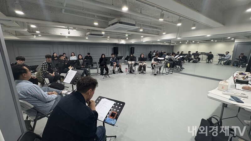 배우 박형준과 뮤지컬 담배가게 아가씨 출연진들이 대본 리딩을 하고 있는 모습. (사진=내외경제TV)