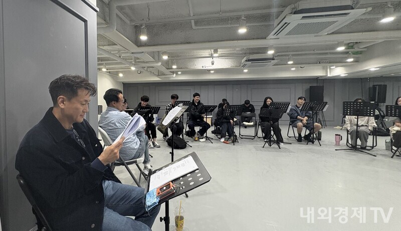 뮤지컬 담배가게 아가씨 공연 대본 연습을 진행 중인 배우 박형준의 모습. (사진=내외경제TV)