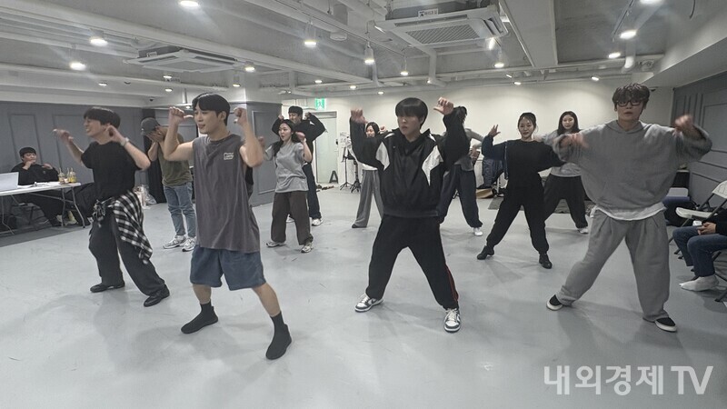 뮤지컬 담배가게 아가씨 출연진들이 안무 연습을 하고 있다. (사진=내외경제TV)