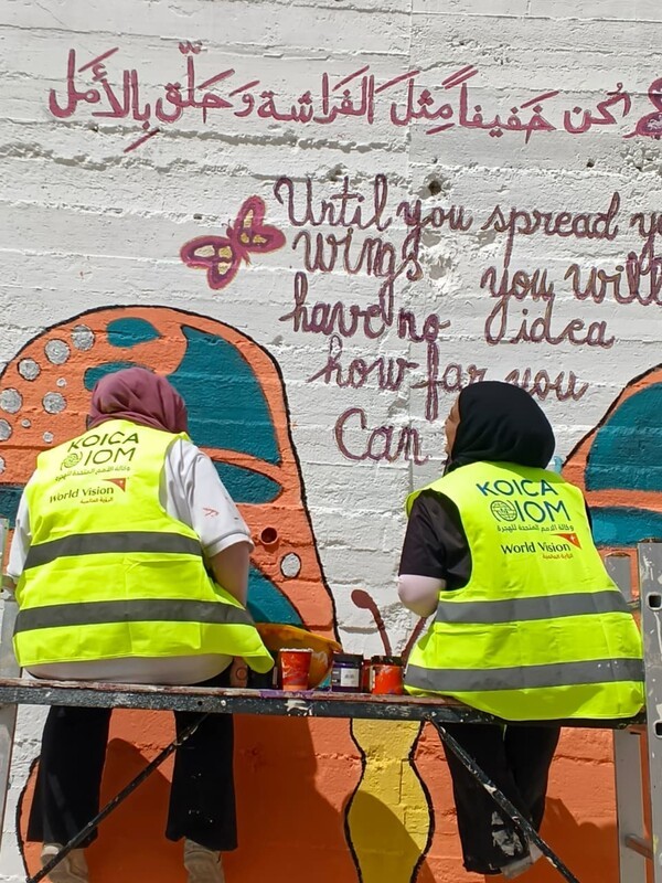 ▲사진: 레바논 ELEVATE 프로젝트 현장에서 지역 청년들이 벽화 작업에 참여하고 있다. / 제공: 월드비전
