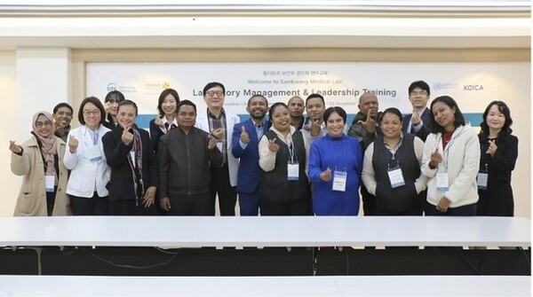 ▲사진: 삼광의료재단을 방문한 동티모르 보건부 고위 관리자들이 재단 관계자들과 함께 실험실 견학을 마치고 기념촬영을 하고 있다