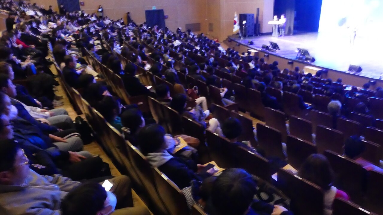 '포바시(포천교육을 바꾸는 시간)'라는 부제로 열린 이날 행사는 단순한 성과 발표회가 아니었다. 교육 때문에 포천을 떠나야 했던 아픈 기억을 딛고, 이제는 '교육 때문에 포천으로 찾아오는' 도시로 변화한 2년간의 여정을 함께 나누는 자리였다.[사진=양상현 기자]