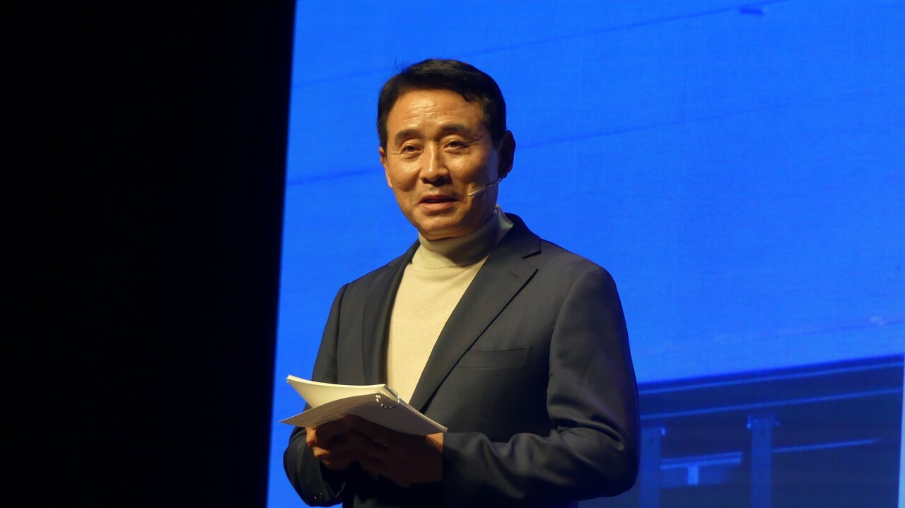 11월 25일, 포천시와 포천교육지원청이 마련한 ‘교육발전특구 The+배움 성과공유회’ 현장에서 백영현 시장이 직접 브리핑하는 모습 [사진=양상현 기자]