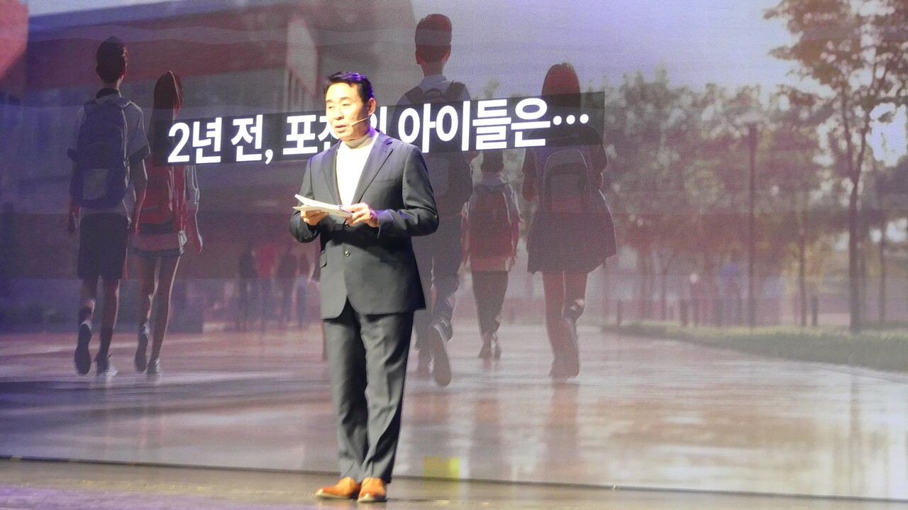 이날 하이라이트는 단연 백영현 포천시장의 성과 발표였다. 무대에 오른 백 시장은 딱딱한 보고서 대신 진심 어린 회고로 말문을 열었다.[사진=양상현 기자]