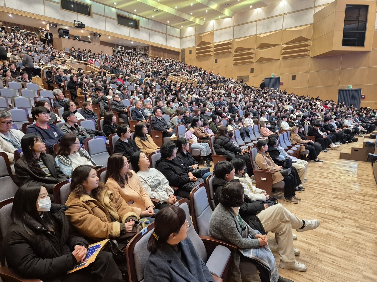 25일 포천 반월아트홀의 풍경은 신선한 충격이었다. 통상 시장과 국회의원의 전유물이었던 맨 앞자리 ‘로열석’을 학생과 학부모에게 내어주고, 백영현 시장과 내빈들은 뒤편으로 물러났다.[사진=양상현 기자]