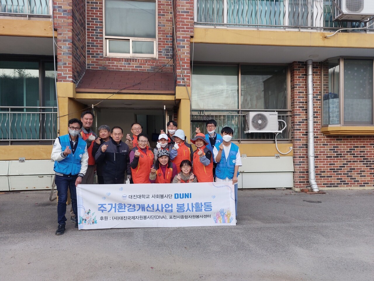 대진대학교가 지역사회와의 협업을 통해 소외된 이웃의 주거와 학습 환경을 개선하는 릴레이 봉사를 펼쳐 지역사회에 온기를 불어넣고 있다.[사진=대진대]