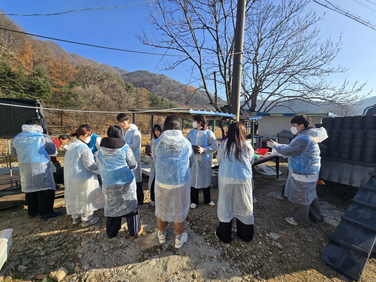대진대학교 사회봉사단(DUNI) 학생들의 연탄 봉사 모습 [사진=대진대]