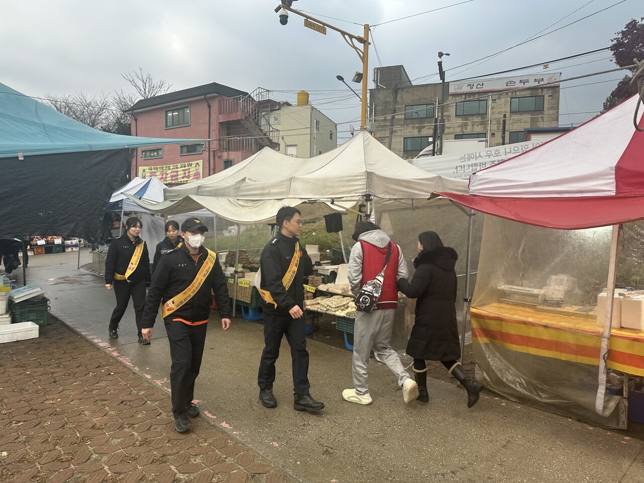 포천소방서는 25일 ‘불조심 강조의 달’인 11월을 맞아 화재 취약지인 신읍동 5일장을 찾아 대대적인 겨울철 화재 예방 캠페인을 펼쳤다. [사진=포천소방서]