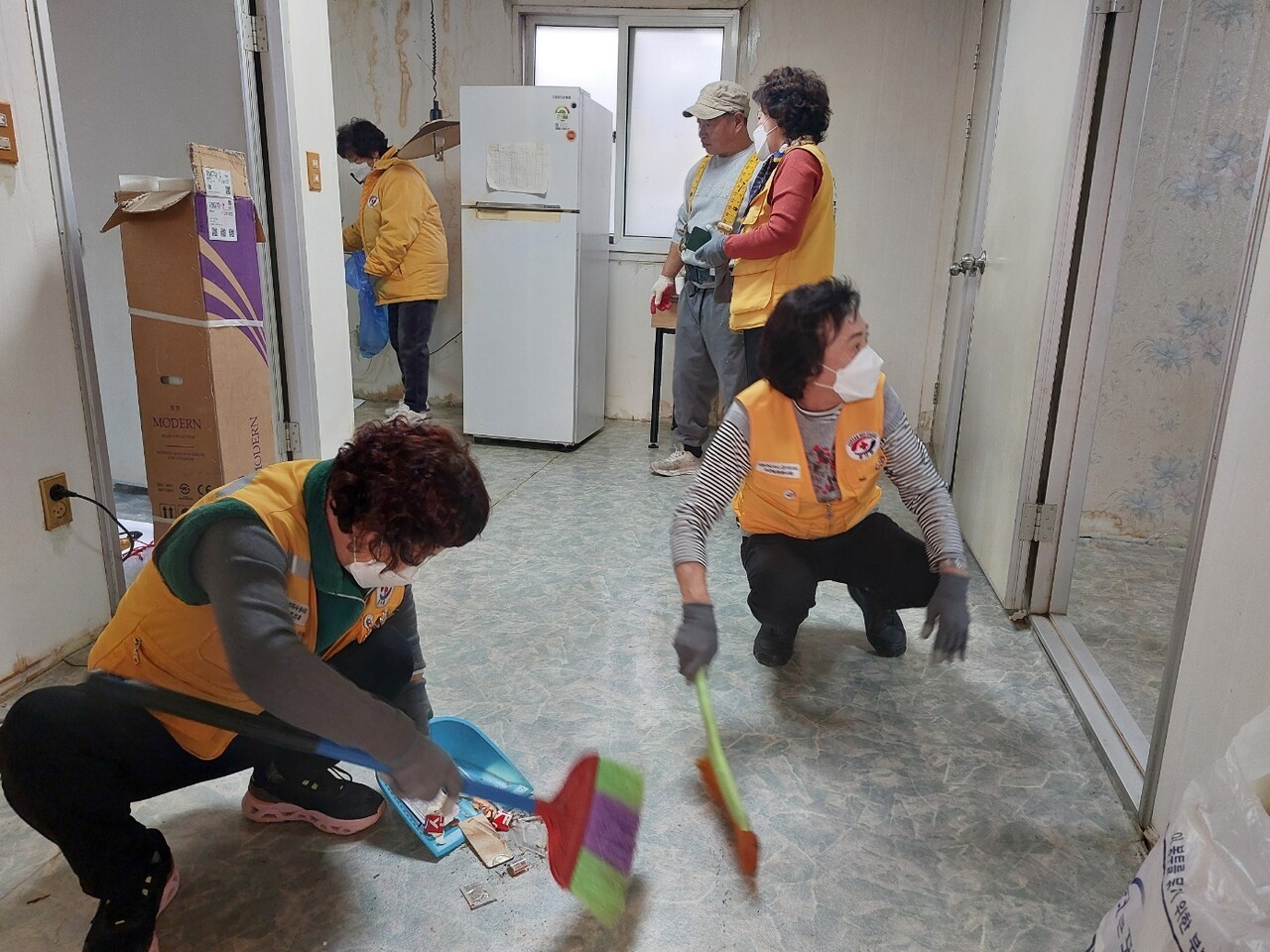 포천시종합자원봉사센터가 지난 24일부터 25일까지 이틀간 이동면 취약계층 어르신 가구를 대상으로 진행한 ‘주거환경 개선 봉사활동’이 지역사회에 훈훈한 감동을 전하고 있다.[사진=포천시종합자원봉사센터]