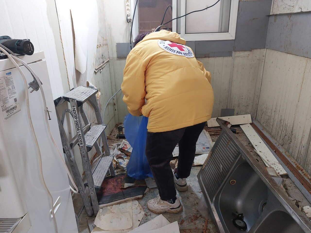 포천시종합자원봉사센터가 지난 24일부터 25일까지 이틀간 이동면 취약계층 어르신 가구를 대상으로 진행한 ‘주거환경 개선 봉사활동’이 지역사회에 훈훈한 감동을 전하고 있다.[사진=포천시종합자원봉사센터]