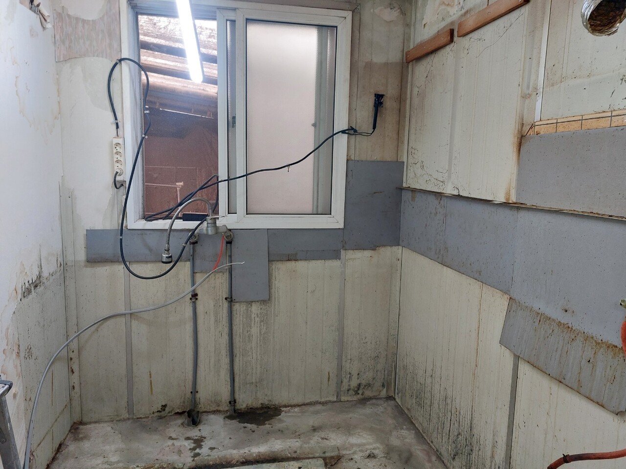 포천시종합자원봉사센터가 지난 24일부터 25일까지 이틀간 이동면 취약계층 어르신 가구를 대상으로 진행한 ‘주거환경 개선 봉사활동’이 지역사회에 훈훈한 감동을 전하고 있다.[사진=포천시종합자원봉사센터]